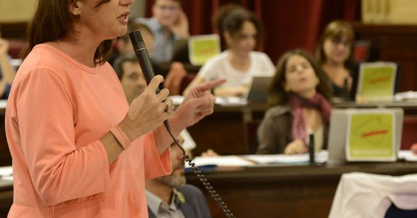 Foto:  La presidenta de Baleares, Francina Armengol, en un pleno del Parlamento Balear. (EFE)