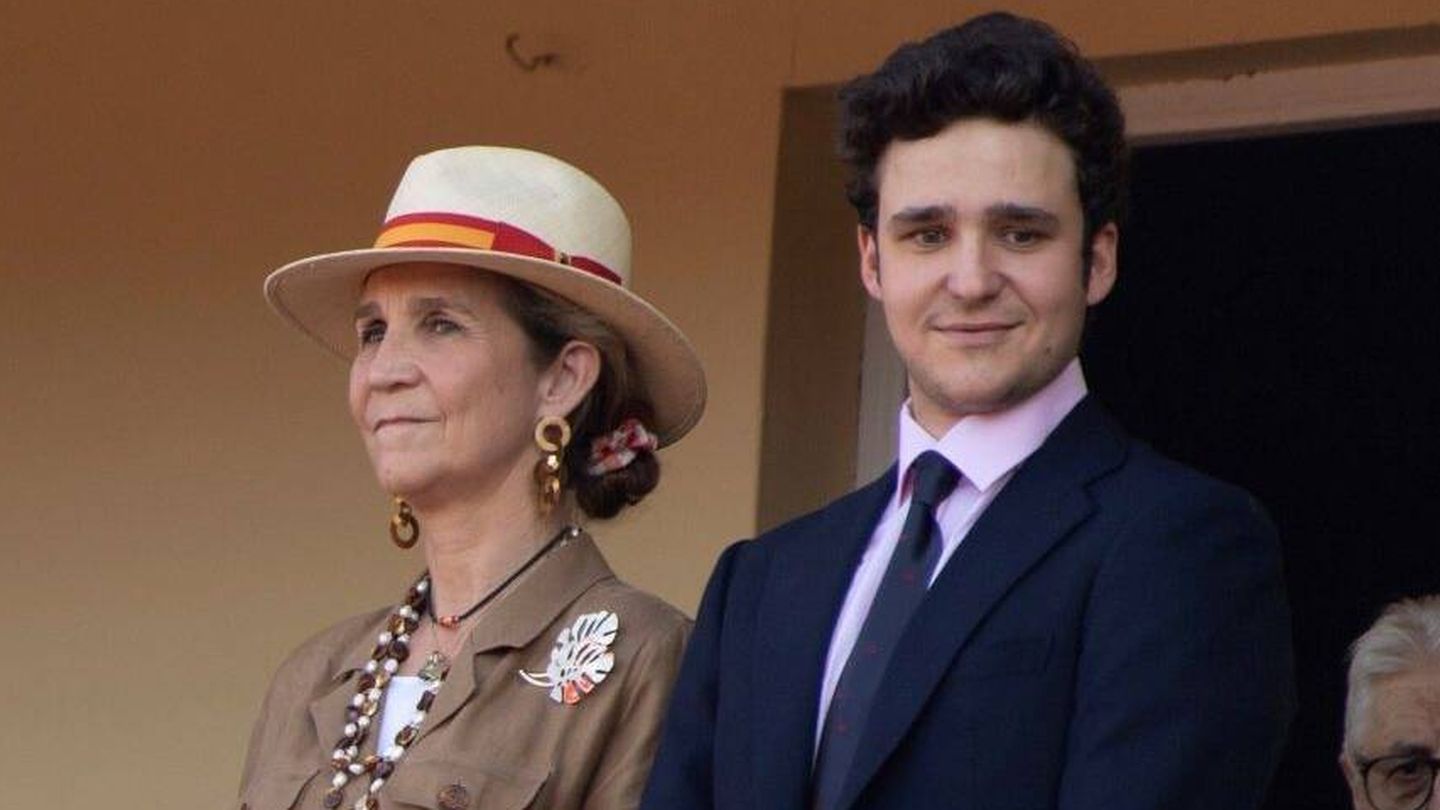 Felipe Juan Froilán, junto a su madre en una imagen de archivo. (EFE)