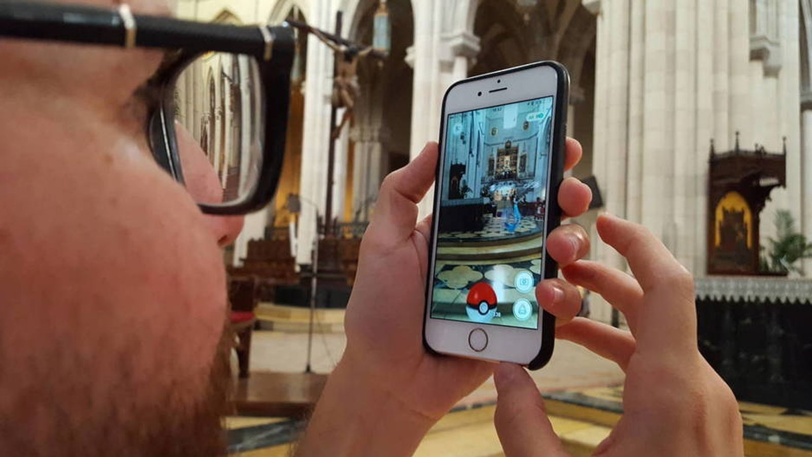 Foto: Jugando al Pokémon Go en la Catedral de La Almudena de Madrid