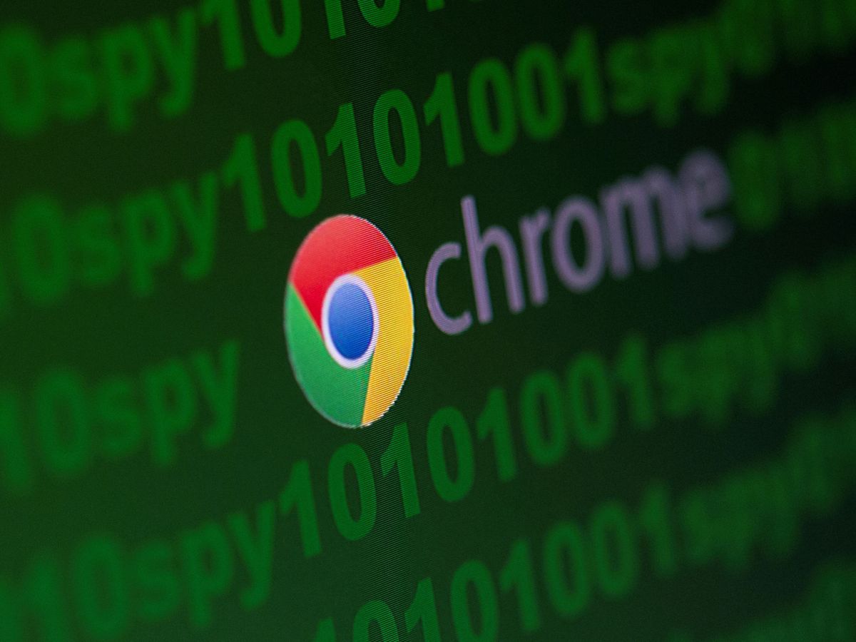 Foto: Imagen del logo de Google Chrome rodeado de un código junto a la palabra 'spy'. (Dado Ruvic/Reuters) 