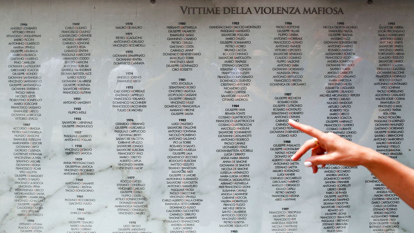 Una placa que recoge los nombres de las víctimas de la violencia mafiosa en Polistena. (Reuters)