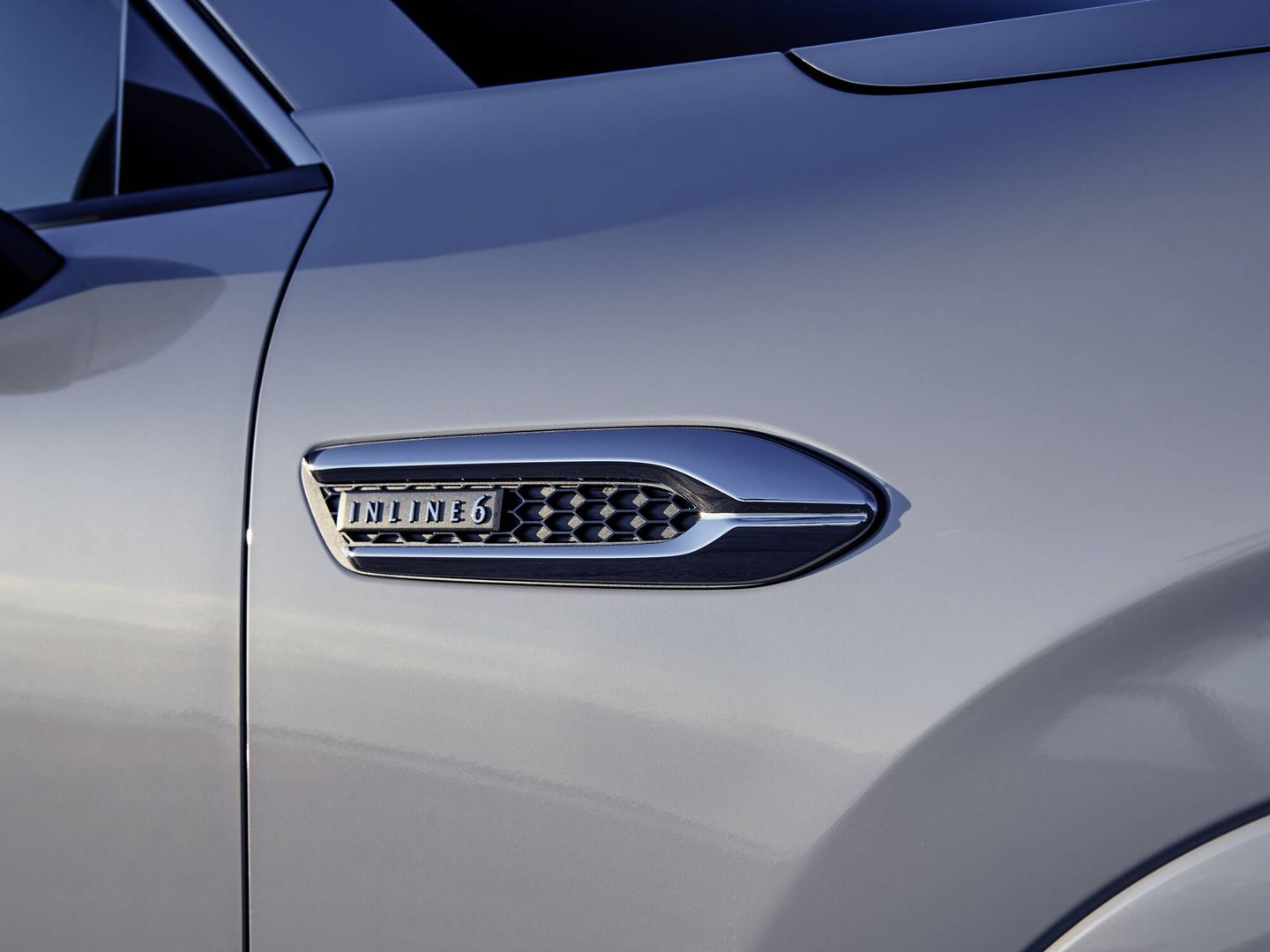 Mazda decidió desarrollar un seis cilindros por su mayor suavidad de funcionamiento.