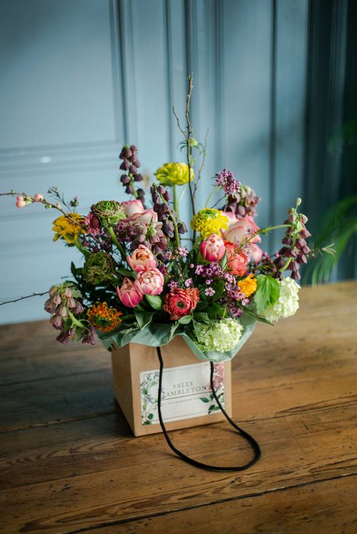 Bolsa con flores de Sally Hambleton. (Cortesía)