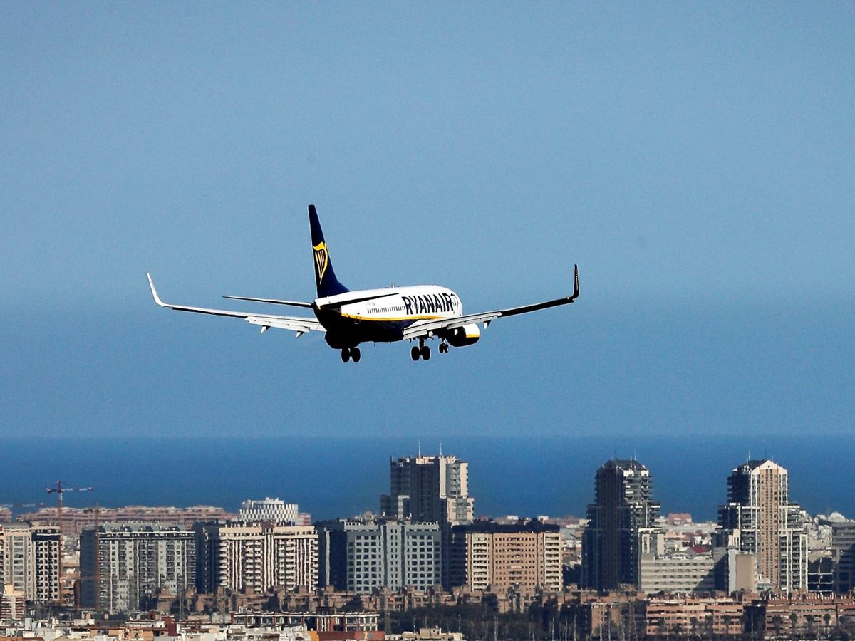 Foto: Un avión de la compañía Ryanair se aproxima al aeropuerto de Manises, Valencia. (EFE)