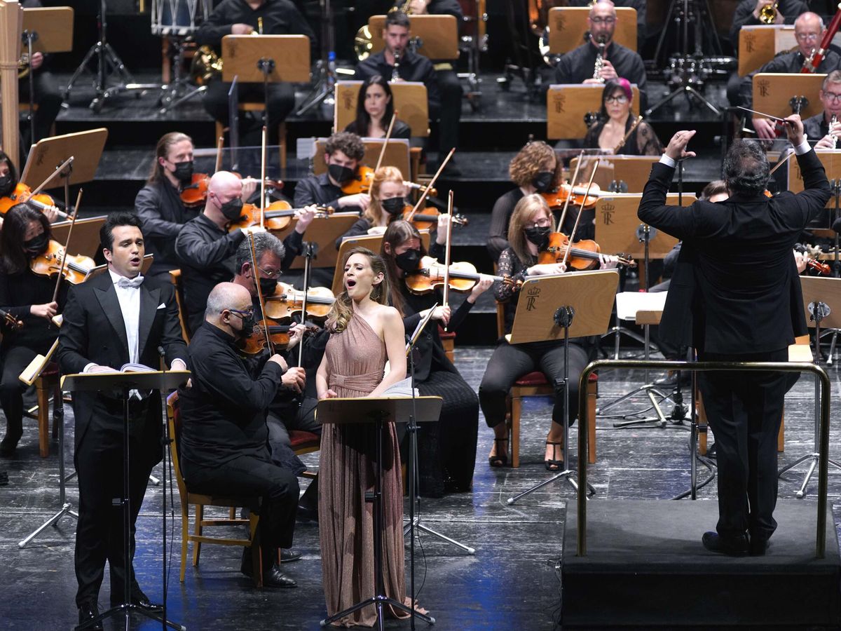 Foto: El tenor Xabier Anduaga y la soprano Sabine Devieilhe, durante su actuación en la ópera 'Lakmé' en versión de concierto en el Teatro Real. (EFE/Javier del Real) 