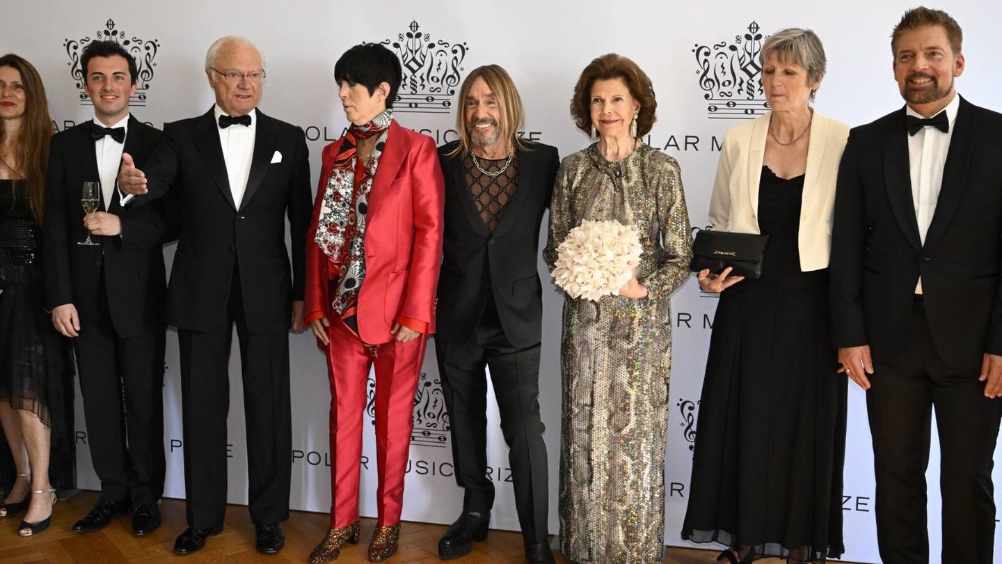 El rey Carlos Gustavo y la reina Silvia posan junto a Diane Warren e Iggy Pop. (Gtres)