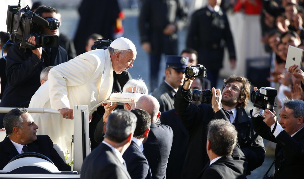 El Papa Francisco sopla unas velas para celebrar su 78º cumpleaños este 17 de noviembre (Reuters).