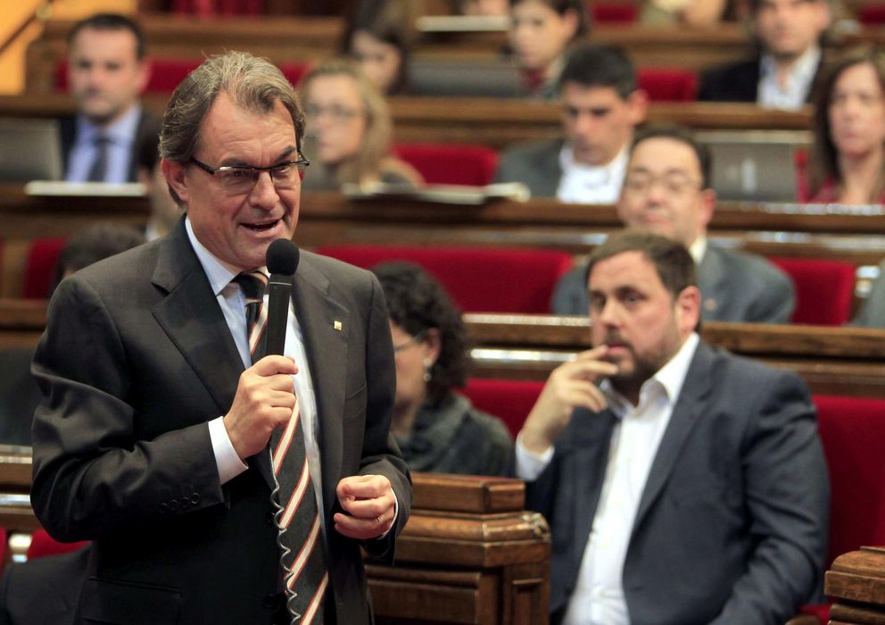 Foto: Oriol Junqueras (d), escucha la intervención del presidente de la Generalitat, Artur Mas. (Efe)