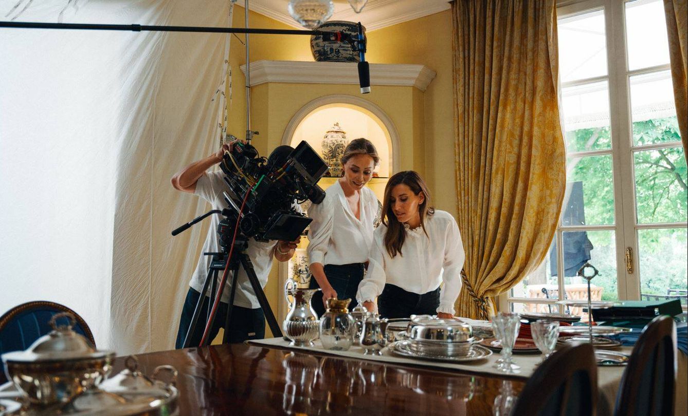Isabel Preysler y Ana Boyer, durante el rodaje. (Cortesía Disney+)