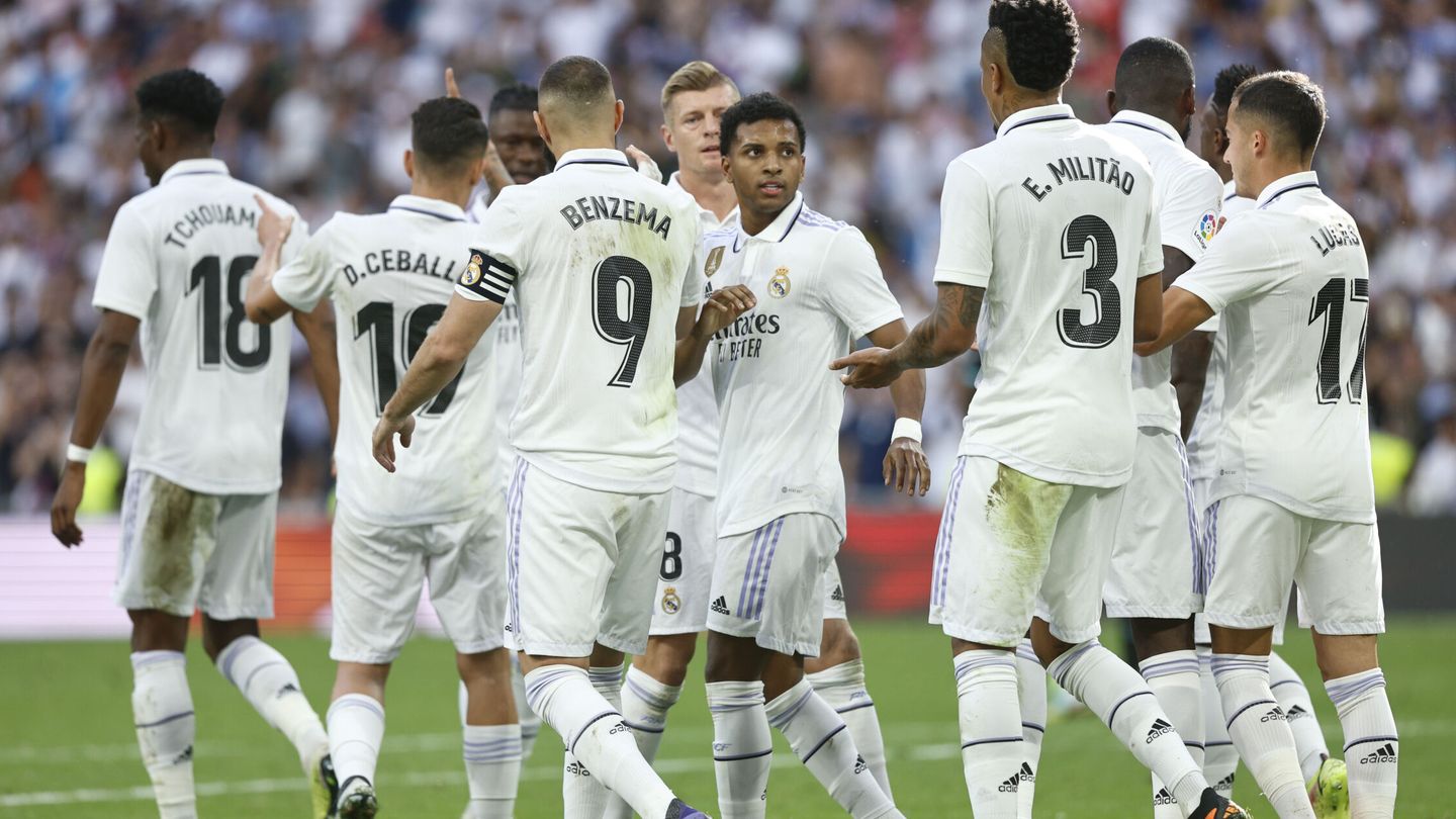 Los blancos felicitan a Rodrygo tras el gol. (EFE/Rodrigo Jiménez) 