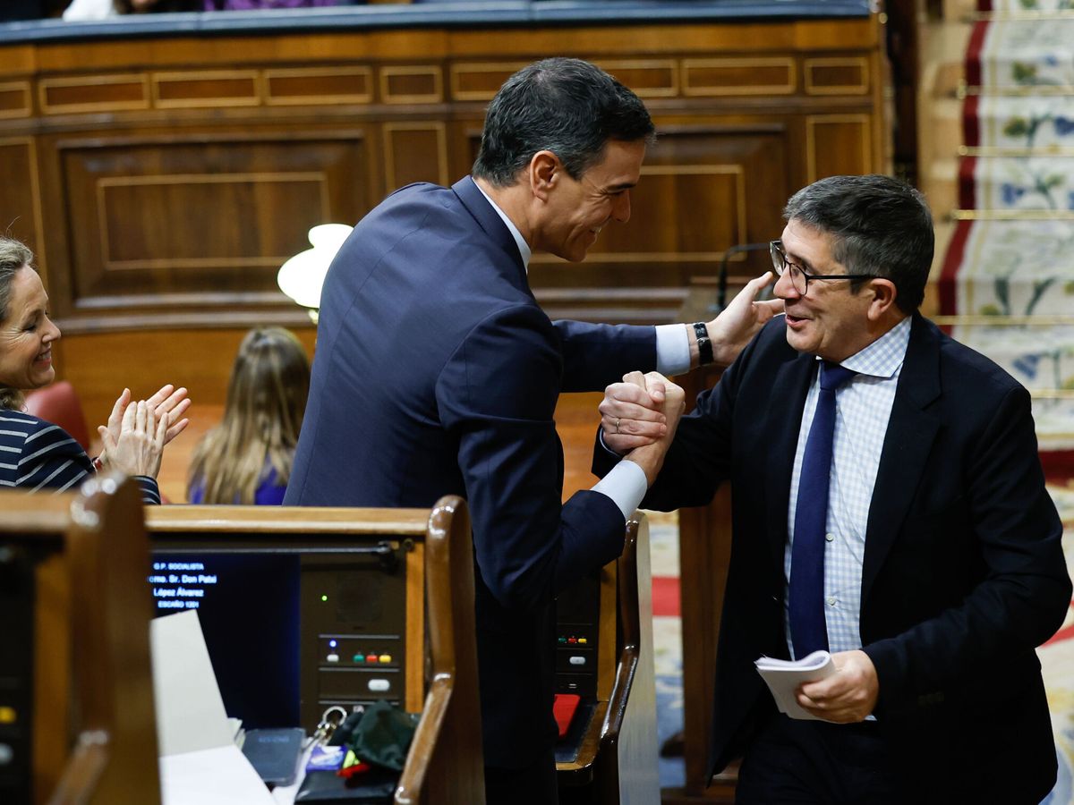 Foto: El presidente del Gobierno, Pedro Sánchez, y el portavoz del PSOE, Patxi López. (EFE/Chema Moya)