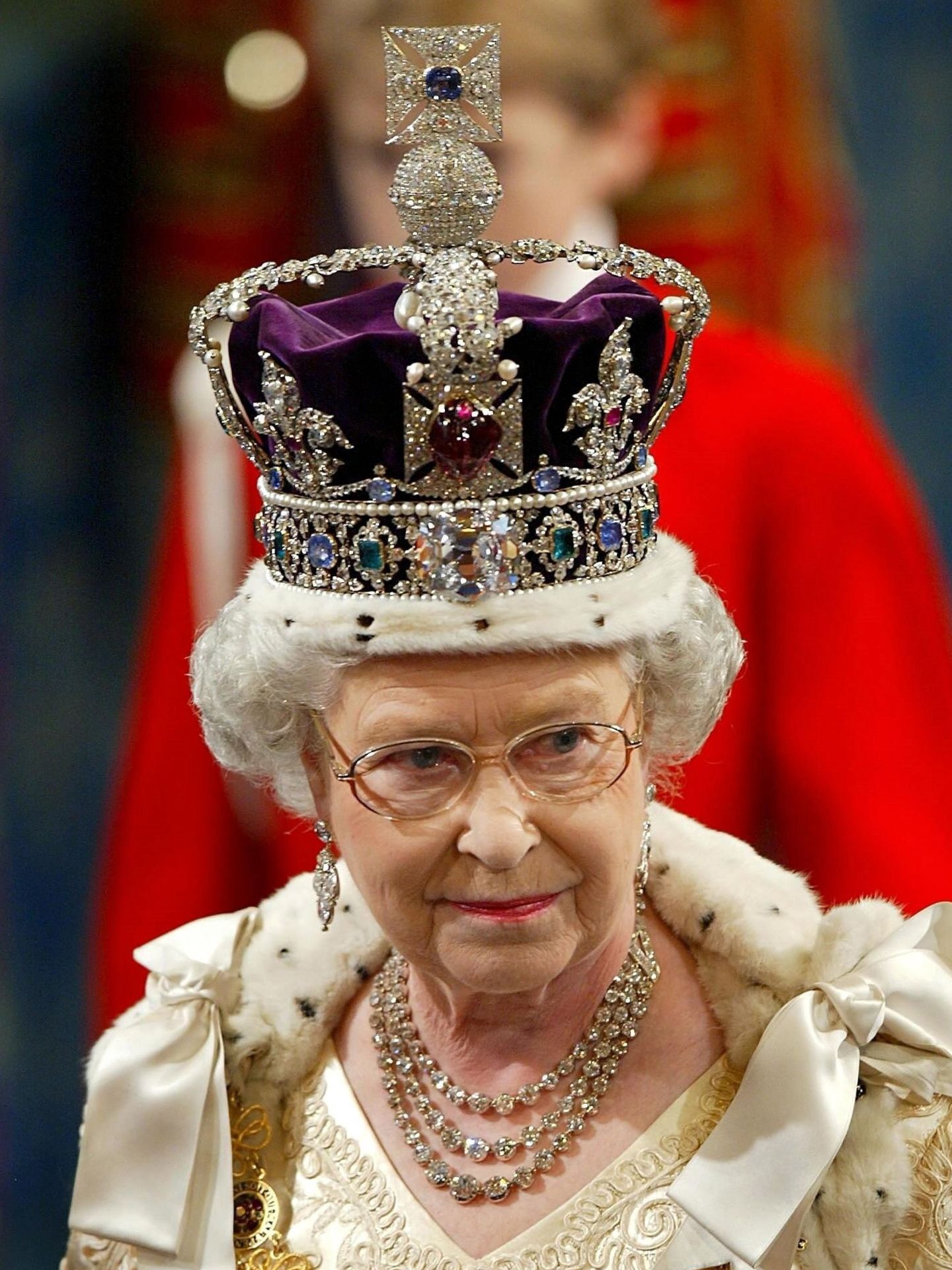 La reina Isabel II, con la corona imperial. (EFE)