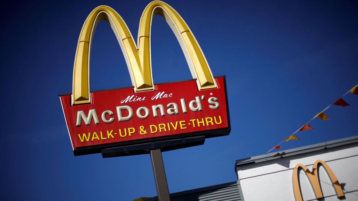 McDonald’s elimina la 'cheeseburger' y el batido de chocolate del HappyMeal