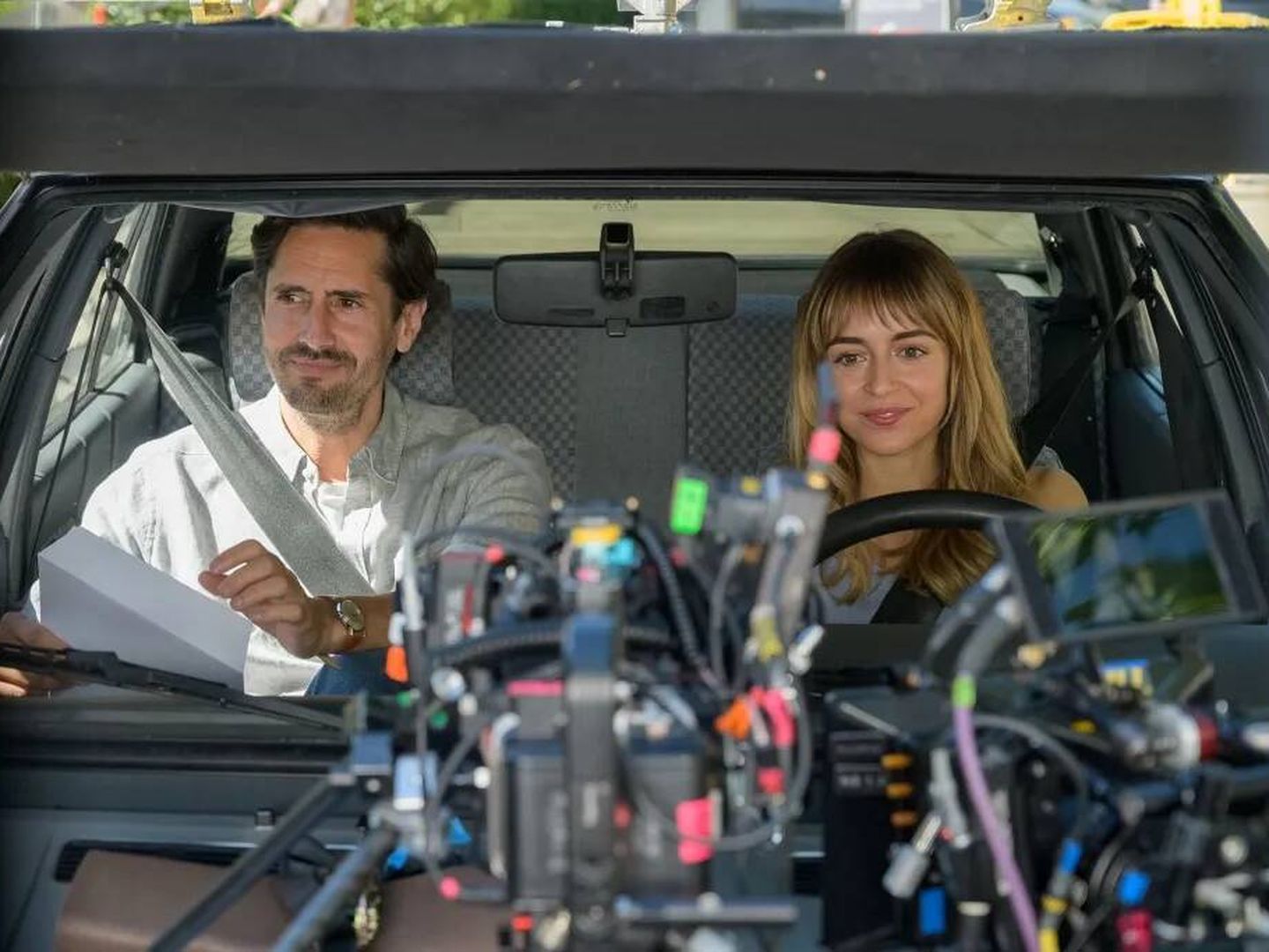 Juan Diego Botto y Lucía Caraballo en la serie de HBO 'No me gusta conducir'. (HBO)