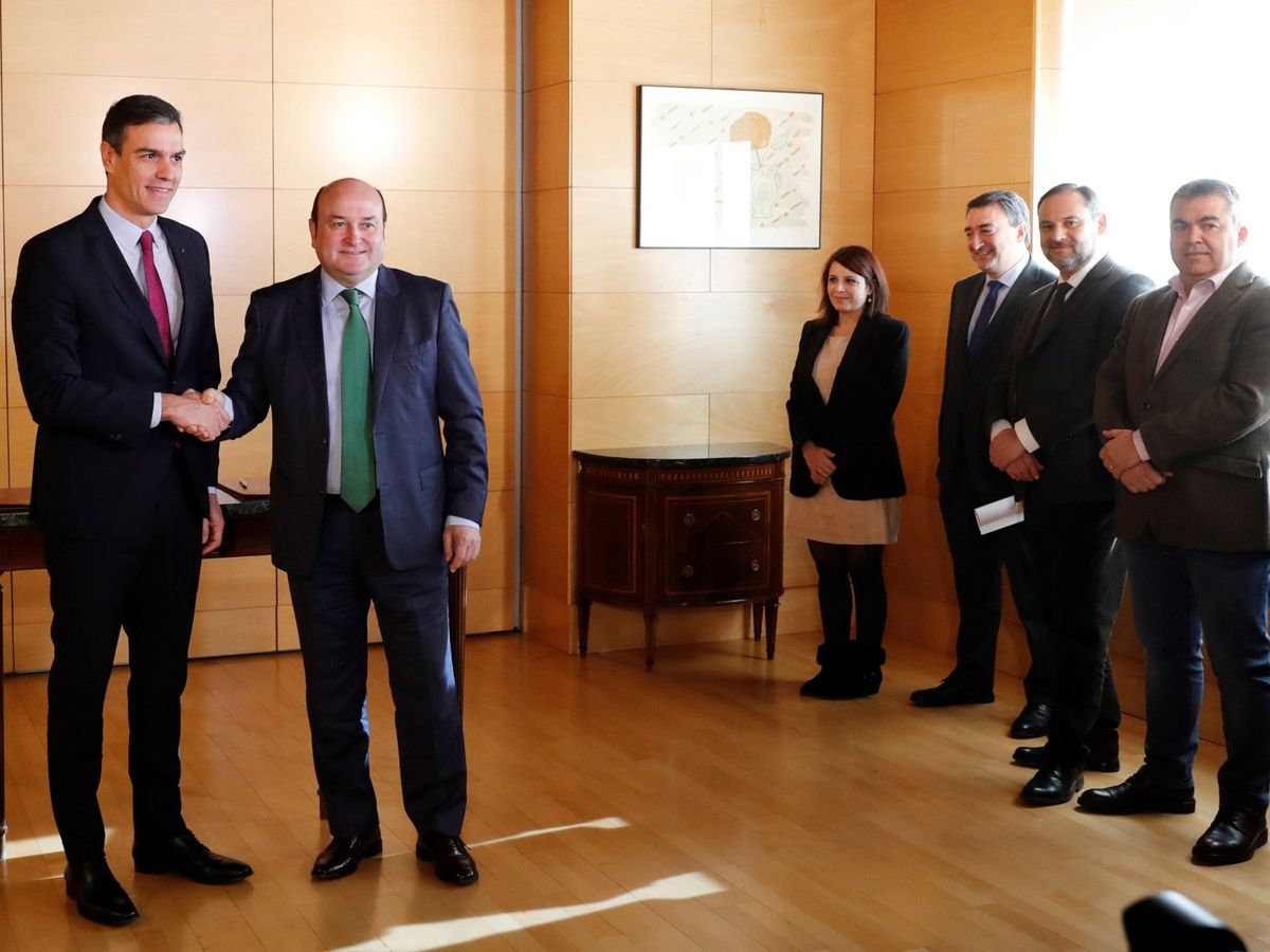 Foto: Sánchez y Ortuzar sellan este lunes su acuerdo para posibilitar la investidura del candidato socialista a La Moncloa. (EFE)