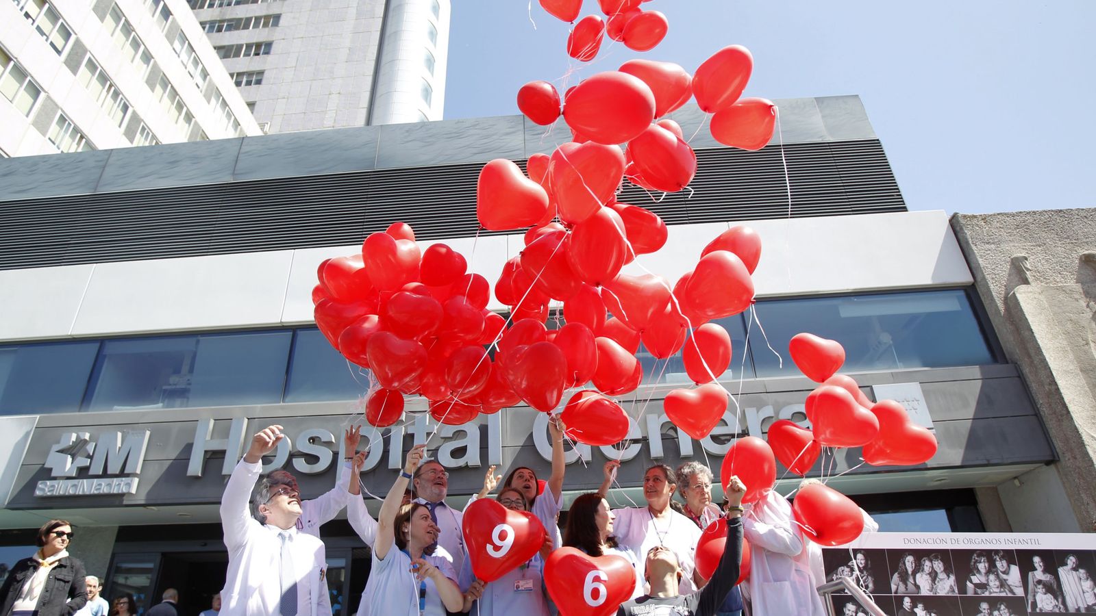 Foto: La Paz lanza 596 globos para homenajear a sus donantes de órganos y tejidos. (EFE)