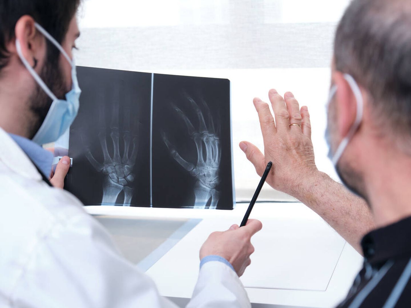 Aunque hoy en día la artrosis no tiene cura, existen tratamientos para aliviar el dolor. (iStock)