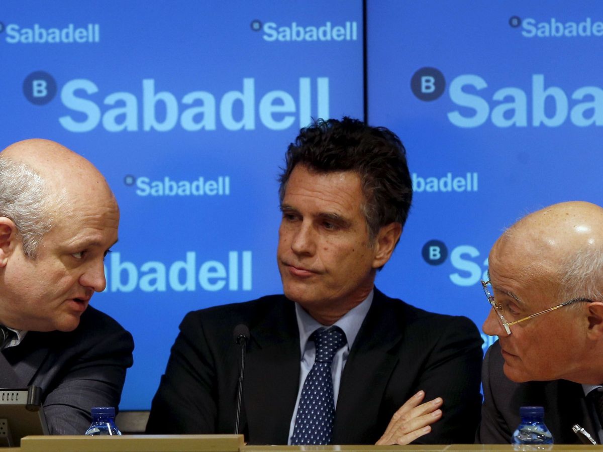 Foto: Tomás Valera, a la izquierda, con Jaime Guardiola y Josep Oliu en una presentación del Sabadell.