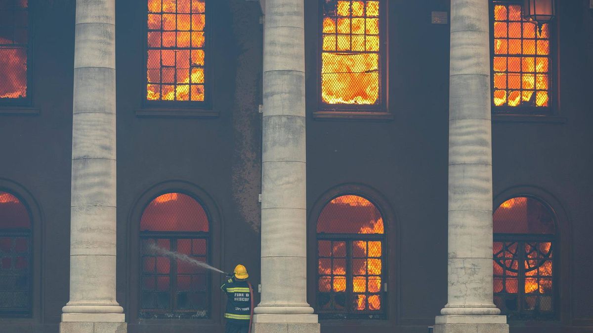 Un incendio arrasa una librería de más de 200 años y edificios históricos en Sudáfrica