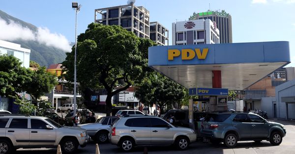 Foto: Conductores en una estación de la compañía PDVSA en Caracas. (Reuters)