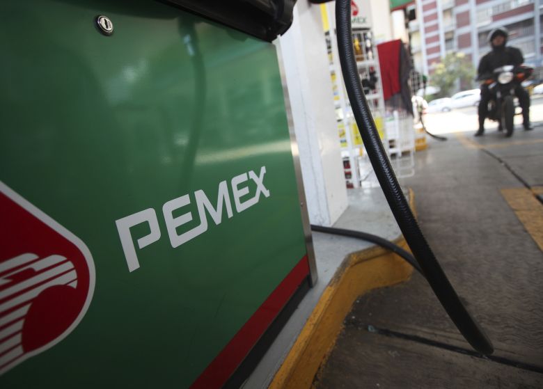 Gasolinera con el logotipo de Pemex.