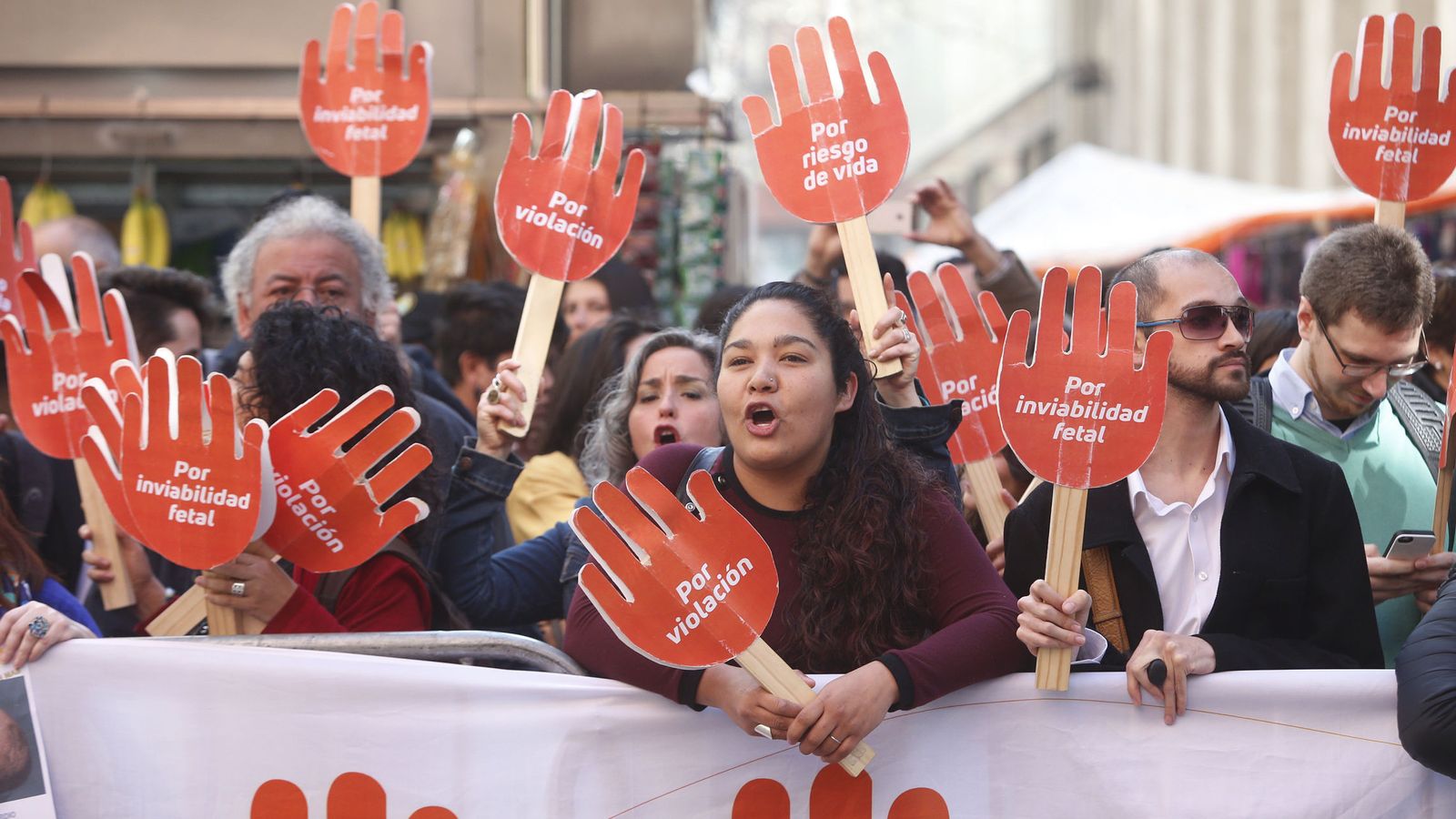 Foto: Un grupo de Mujeres pro aborto gritan arengas durante una protesta. (Efe)