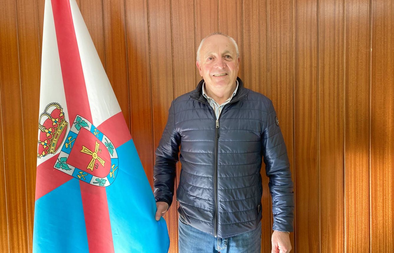 El alcalde de Barjas, con la bandera del Bierzo en el ayuntamiento del pueblo. (E.D.S.)