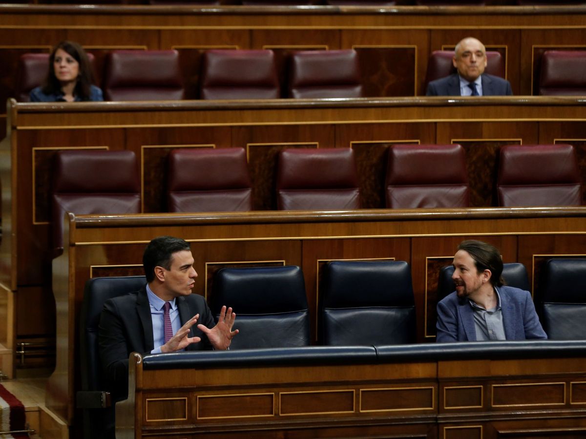 Foto: El presidente del Gobierno, Pedro Sánchez (i), conversa con el vicepresidente segundo, Pablo Iglesias. (EFE)