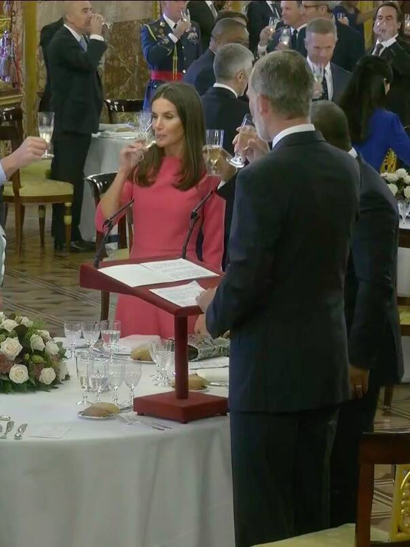 La reina Letizia, llevándose la copa a los labios. (Limited Pictures)