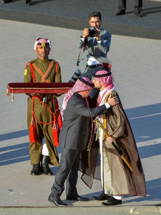 La entrega de la espada, uno de los momentos más emotivos de la preboda. (Reuters/Muath Freij)