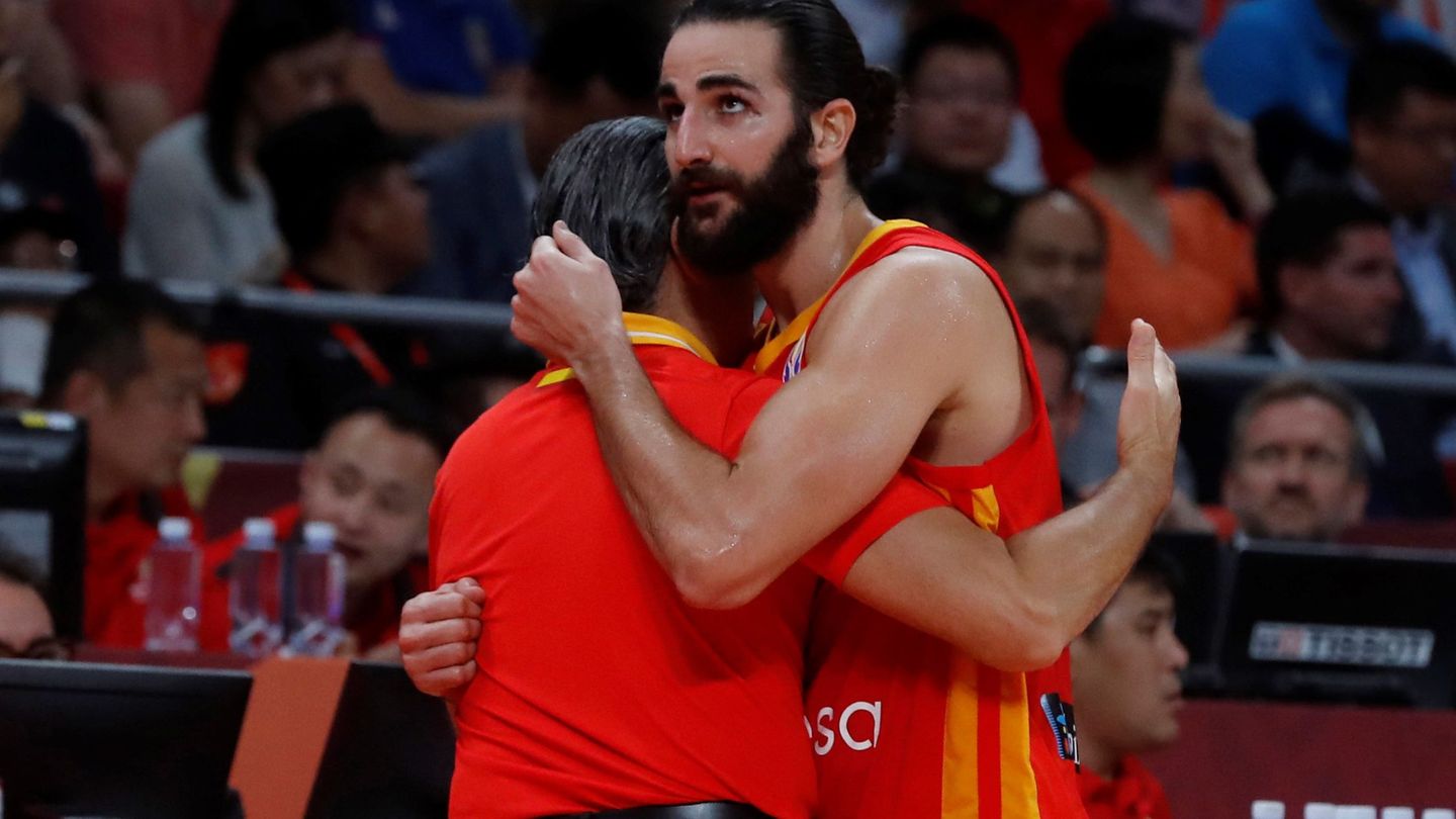 Sergio Scariolo y Ricky Rubio se abrazan tras la victoria de España en la final del Mundial. (EFE)