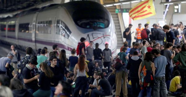 Foto: Manifestantes cortan las vías del AVE en Barcelona (Efe)