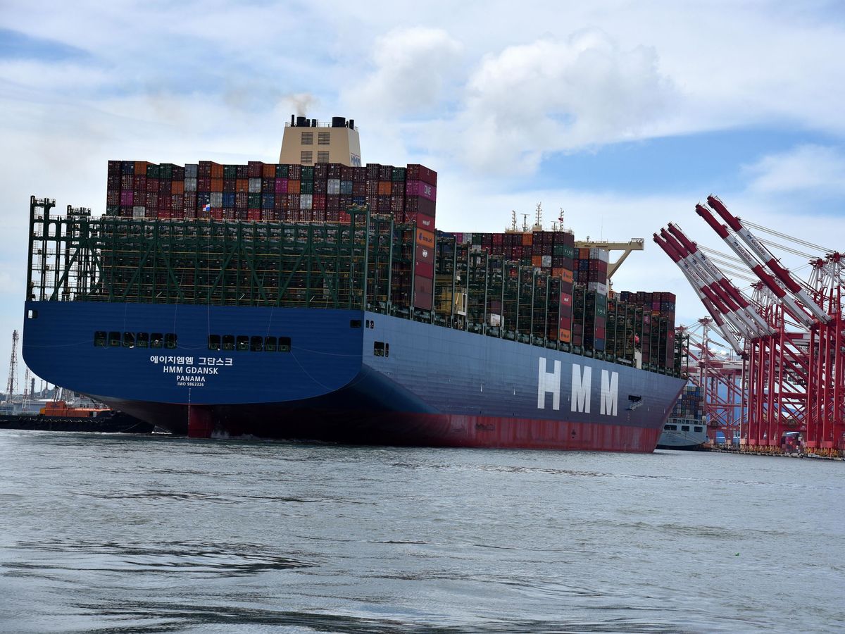 Foto: Un gran carguero en el puerto de Kaohsiung, en Taiwán. (EFE/EPA/Kaohsiung) 