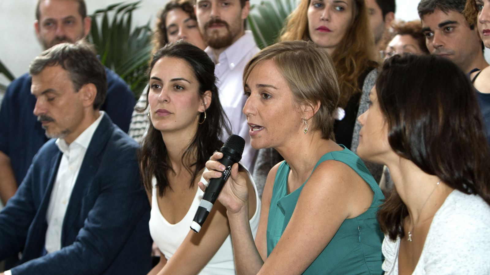 Foto: La líder de la candidatura Adelante Podemos, Rita Maestre, junto a la diputada Tania Sánchez el portavoz del partido en la Asamblea de Madrid, José Manuel López, durante la presentación de la iniciativa. (EFE)