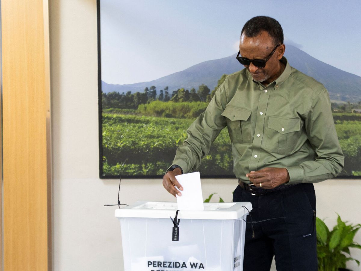Foto: Paul Kagame votando en los comicios. (Reuters/Jean Bizimana)