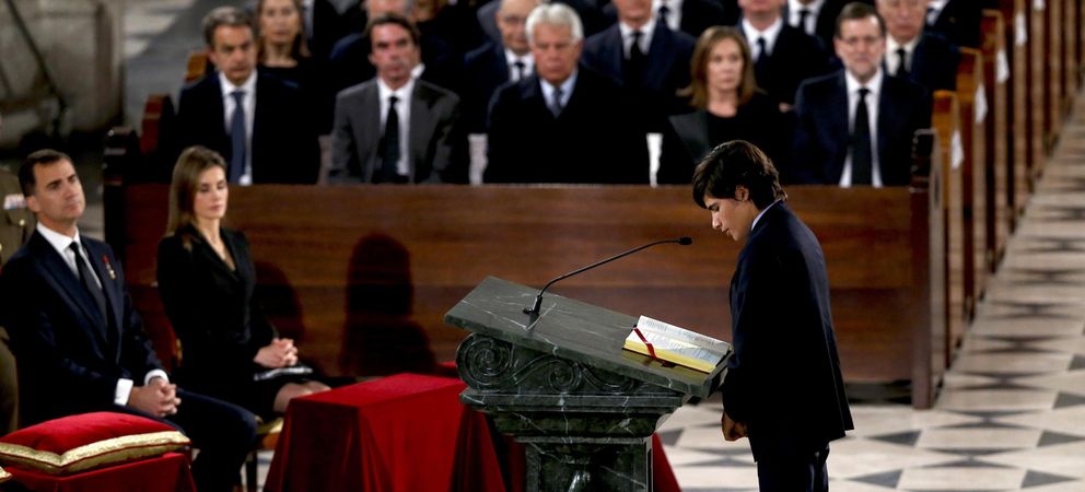 Adolfo, nieto del expresidente del Gobierno Adolfo Suárez, durante la lectura. (EFE)