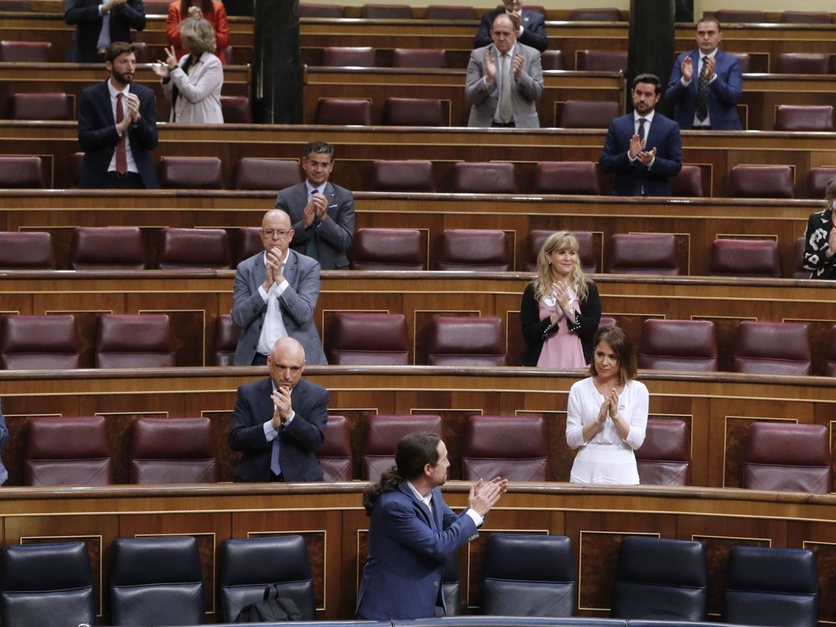 Foto: Iglesias aplaude durante la aprobación en el Congreso del IMV. (EFE)
