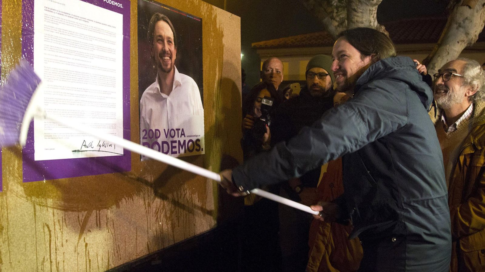 Foto: l secretario general de Podemos, Pablo Iglesias (d), durante la campaña a las generales. (EFE)