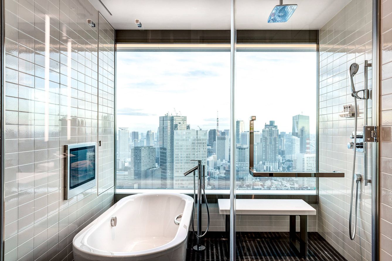 Imagen de uno de los baños de las habitaciones, también con vistas a Tokio. 