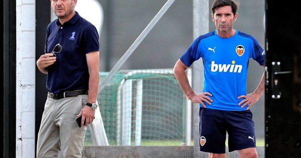 Foto: Mateu Alemay (director general del Valencia) y Marcelino (entrenador) con gestos serios. (Efe)