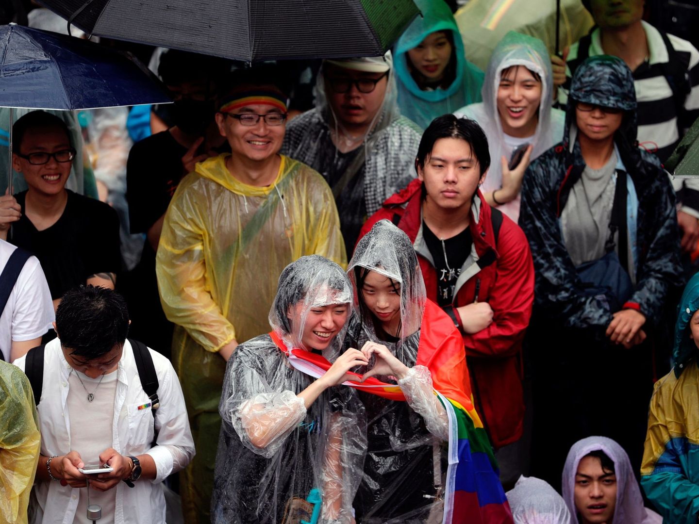 La lluvia no impidió que cientos de personas se reunieran en los alrededores del Parlamento 