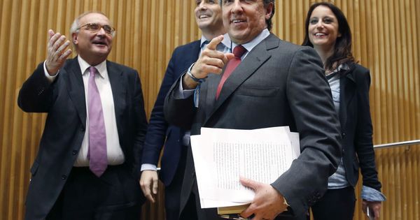 Foto: El diputado José Ramón García Hernández (2d). (EFE)