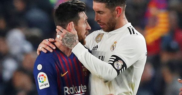 Foto: Lionel Messi y Sergio Ramos se abrazan durante el partido de ida de la Copa del Rey. (Reuters)