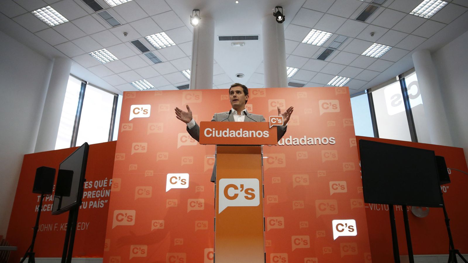Foto: El líder de Ciudadanos, Albert Rivera, comparece en la sede nacional del partido en Ventas. (EFE)