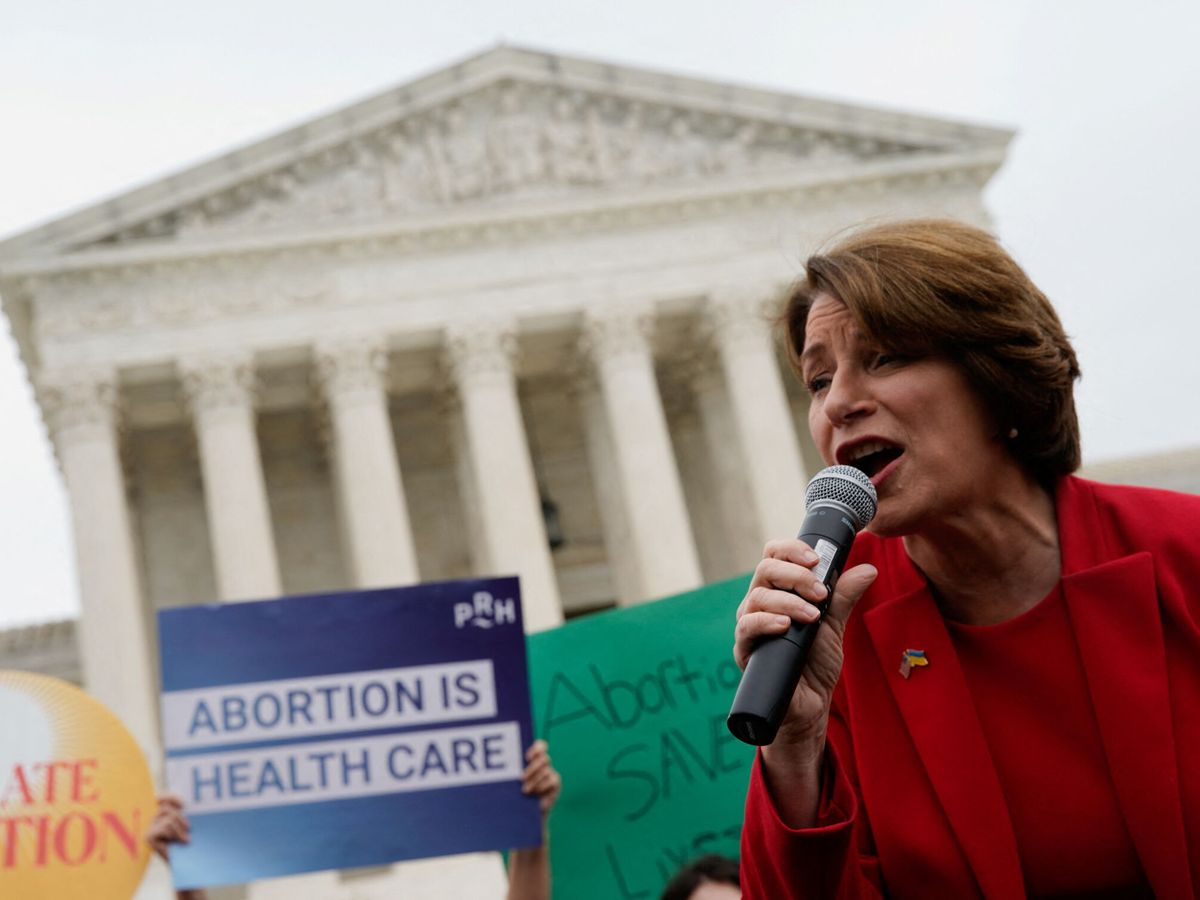 Foto: La senadora estadounidense Amy Klobuchar habla durante una protesta frente al Tribunal Supremo de Estados Unidos tras la filtración de un borrador sobre el aborto. (Reuters/Elizabeth Frantz)