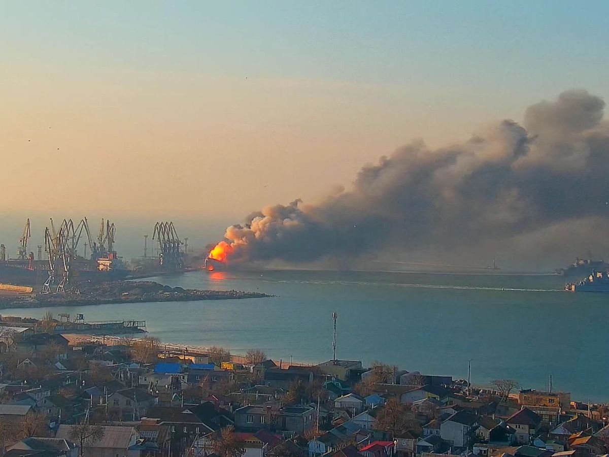 Foto: Humo y llamas provenientes de un barco que el Ejército ucraniano asegura que es ruso, en el puerto de Berdiansk. (Reuters/Kirillovka.ks.ua)