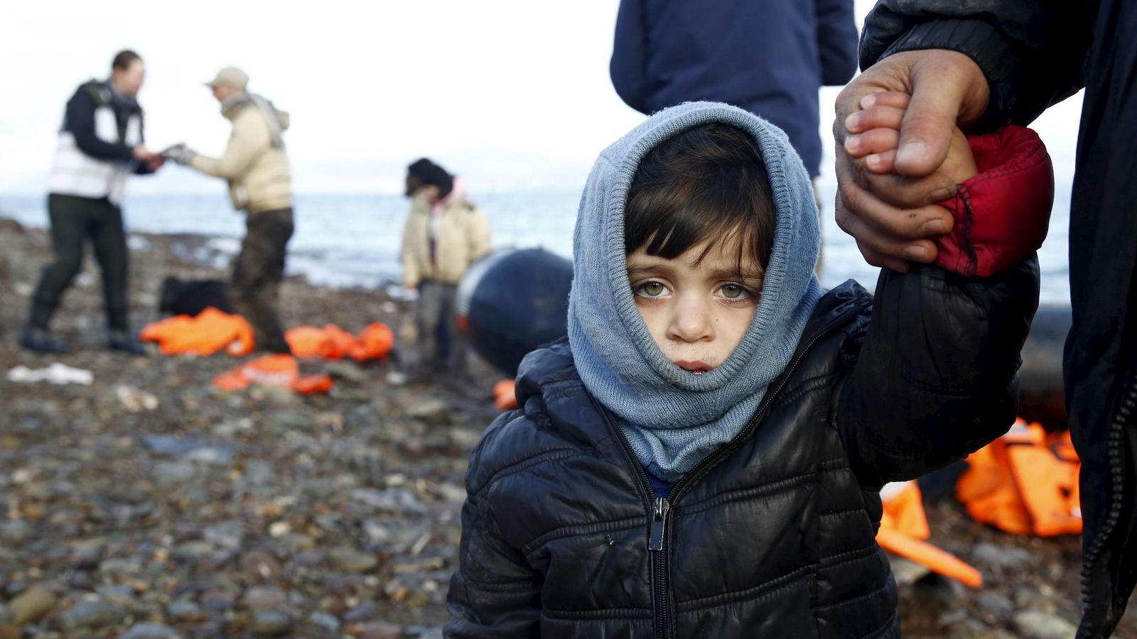 Foto: Un niño sirio observa a un fotógrafo momentos después de llegar a la isla griega de Lesbos, el 4 de enero de 2016 (Reuters).
