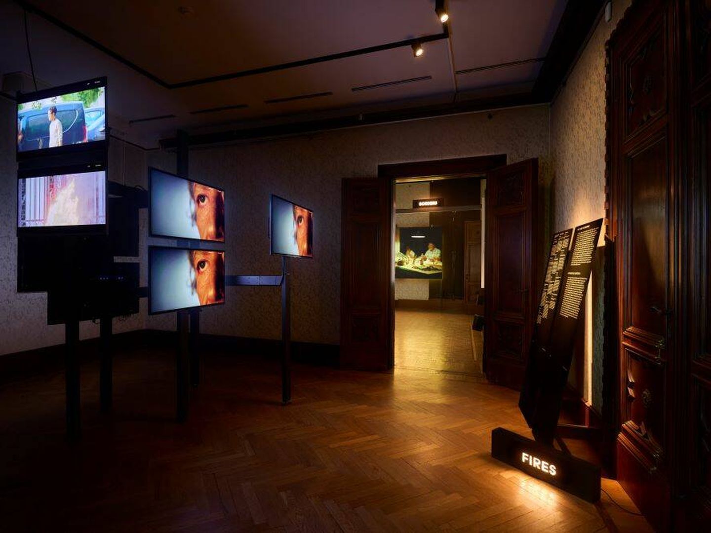 Vista general de una de las salas de la exposición 'Tus fantasmas son los míos'. Entrada a la exposición 'Tus fantasmas son los míos', en el Palazzo Franchetti en Venecia. (David Levene/Museos de Qatar) 
