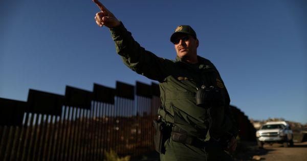 Foto: Un agente de la Patrulla Fronteriza de EEUU en Nogales, Arizona, el 31 de enero de 2017. (Reuters)