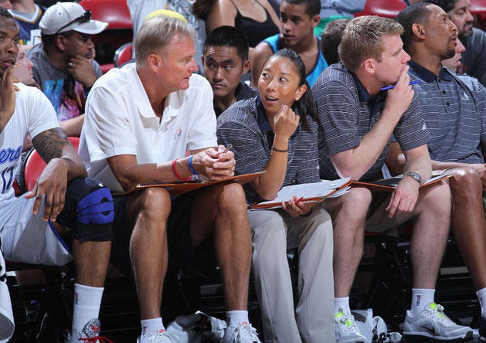 Foto: Natalie Nakase charla en el banquillo de los Clippers durante la Liga de Verano disputada en Las Vegas.